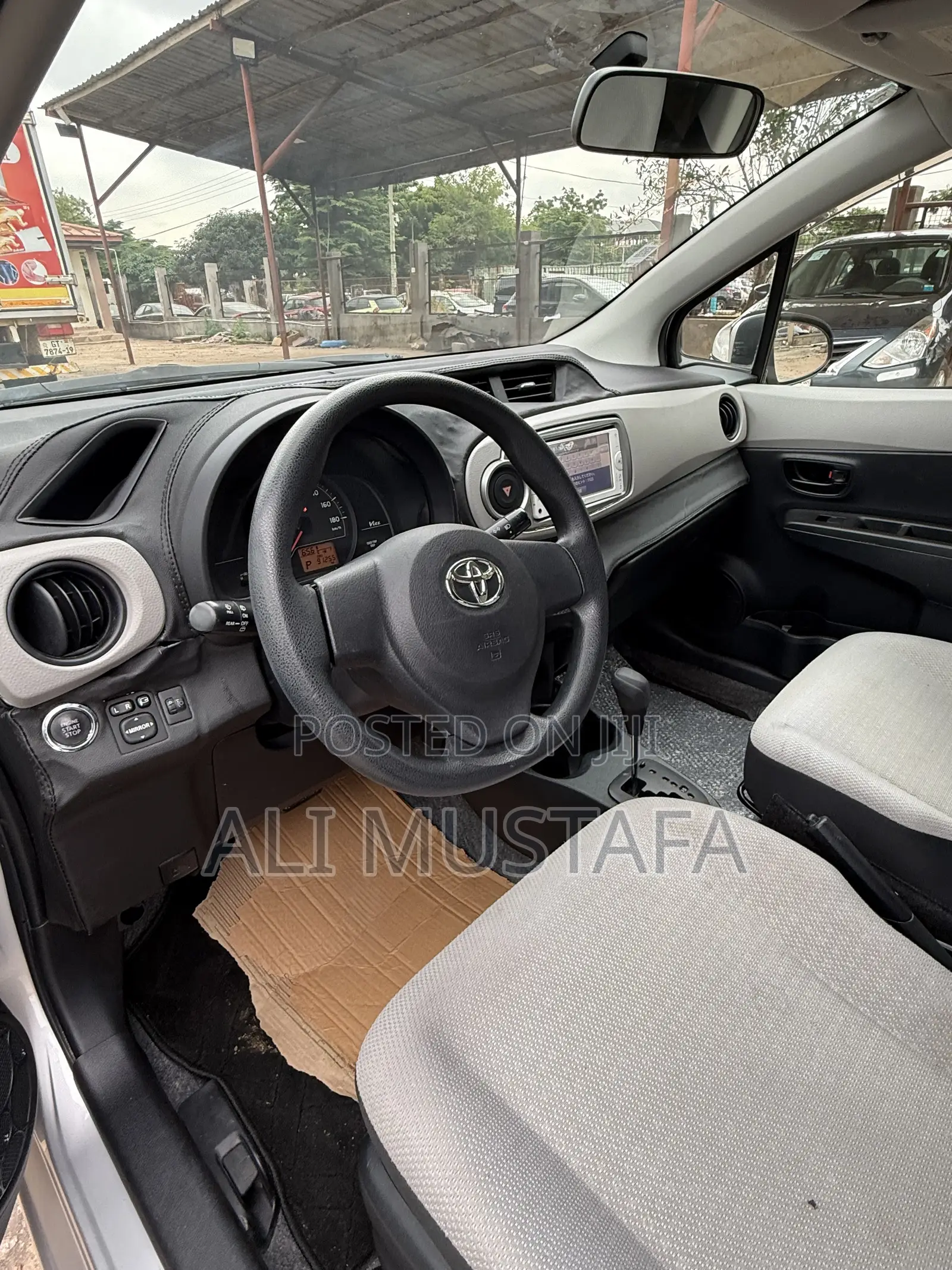 Toyota Vitz 1.3 FWD 5dr 2011 Silver