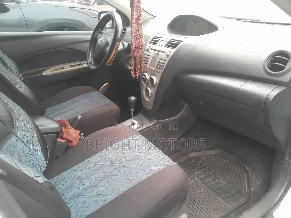 Toyota Yaris 2010 White
