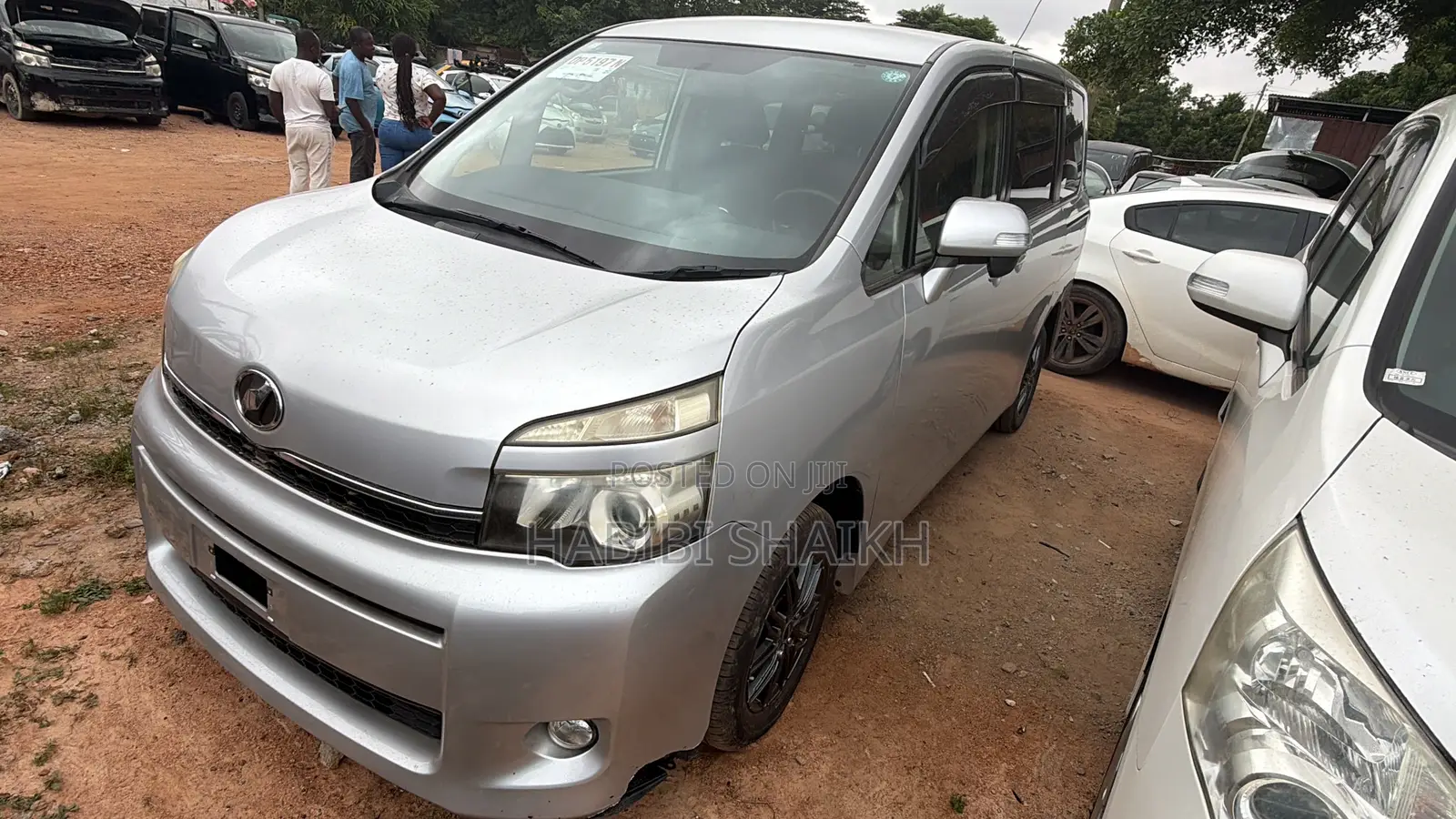 Toyota Voxy V 4WD 7-Seater 2011 Silver