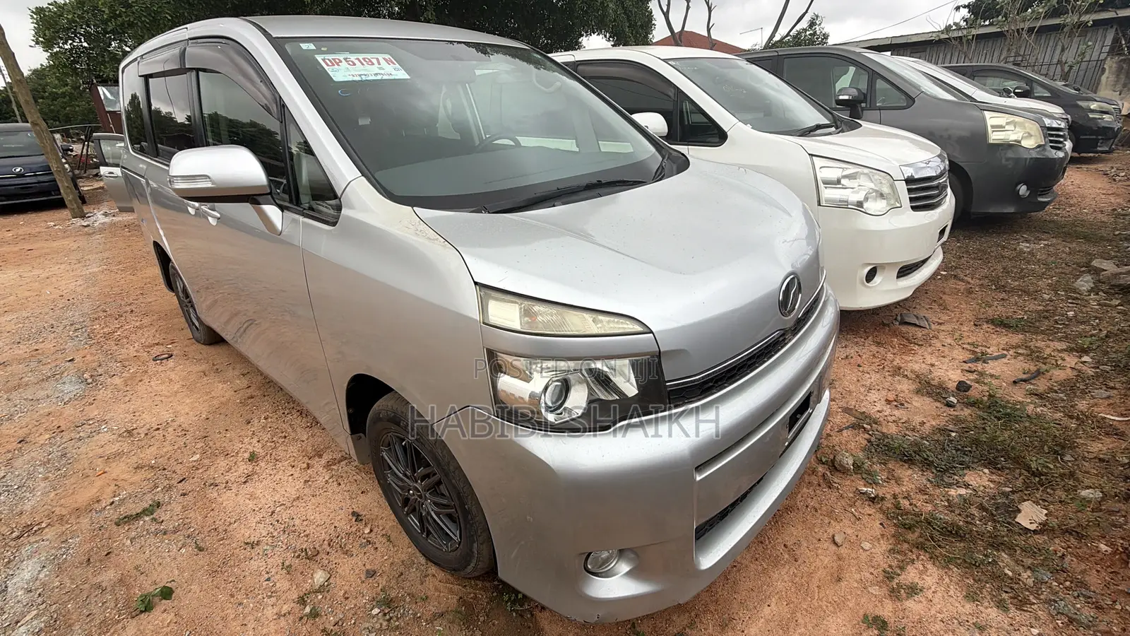 Toyota Voxy V 4WD 7-Seater 2011 Silver