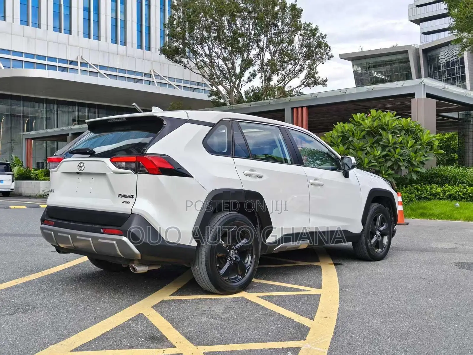 Toyota RAV4 LE 2022 White