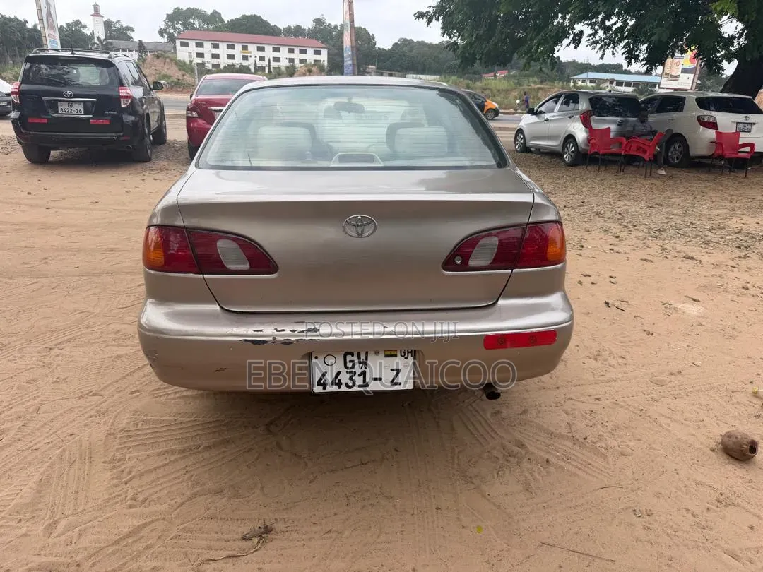 Toyota Corolla 2000 Gold