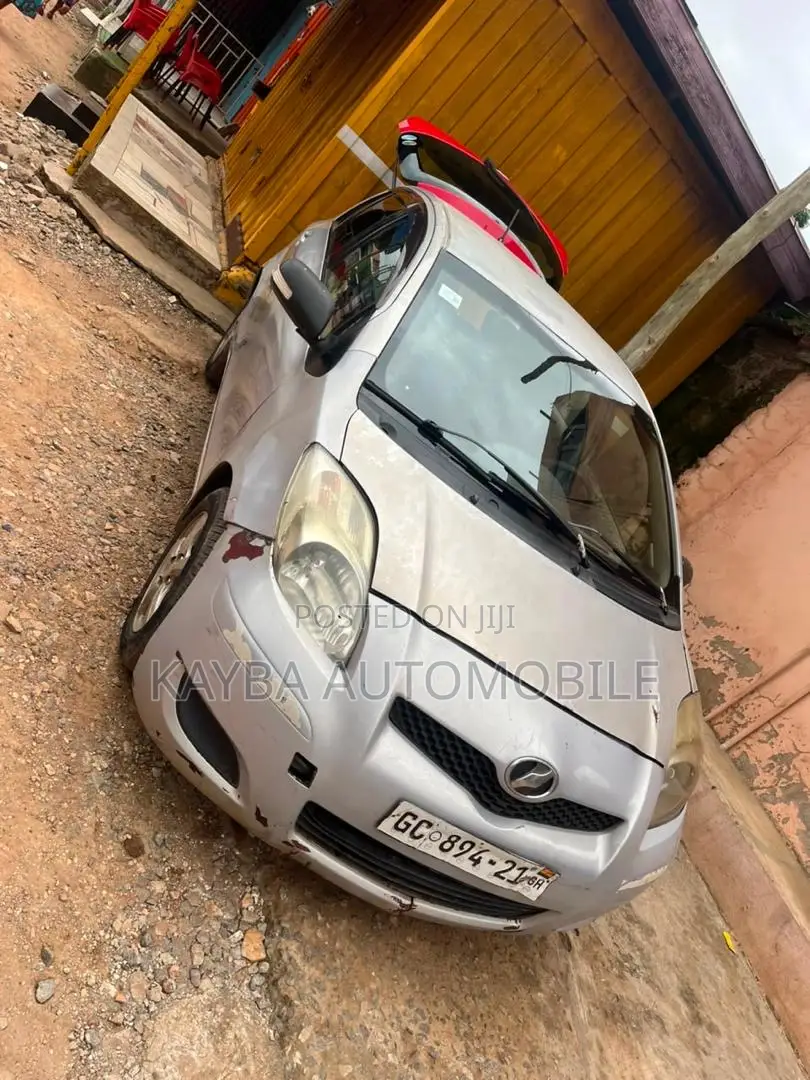 Toyota Vitz 2010 Silver
