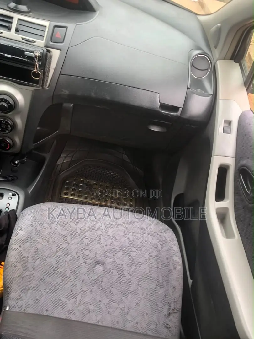 Toyota Vitz 2010 Silver