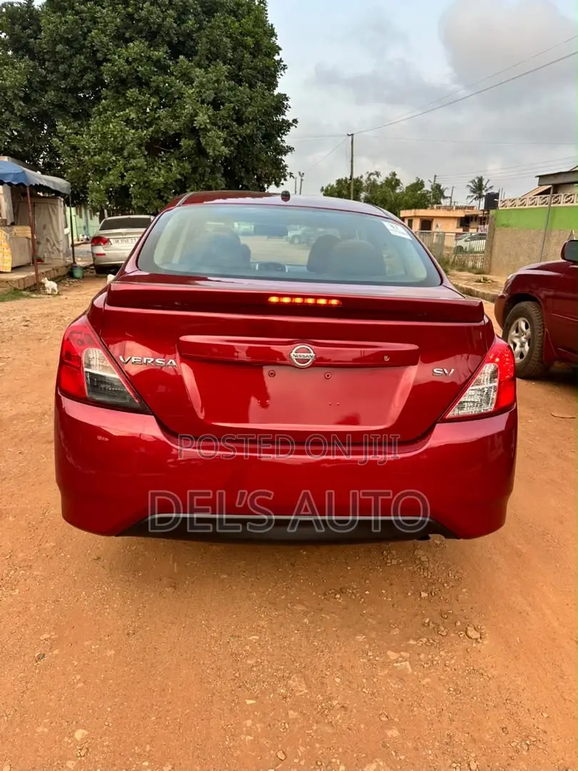 Nissan Versa 1.6 SV 2017 Red