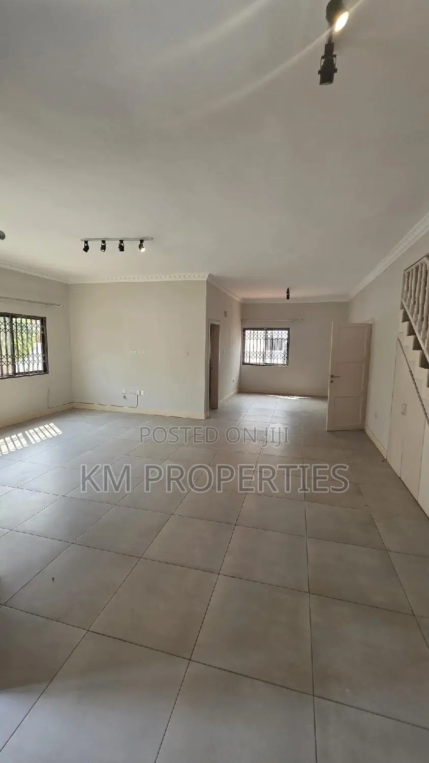 3bdrm Duplex in Nthc Estates, East Legon for rent