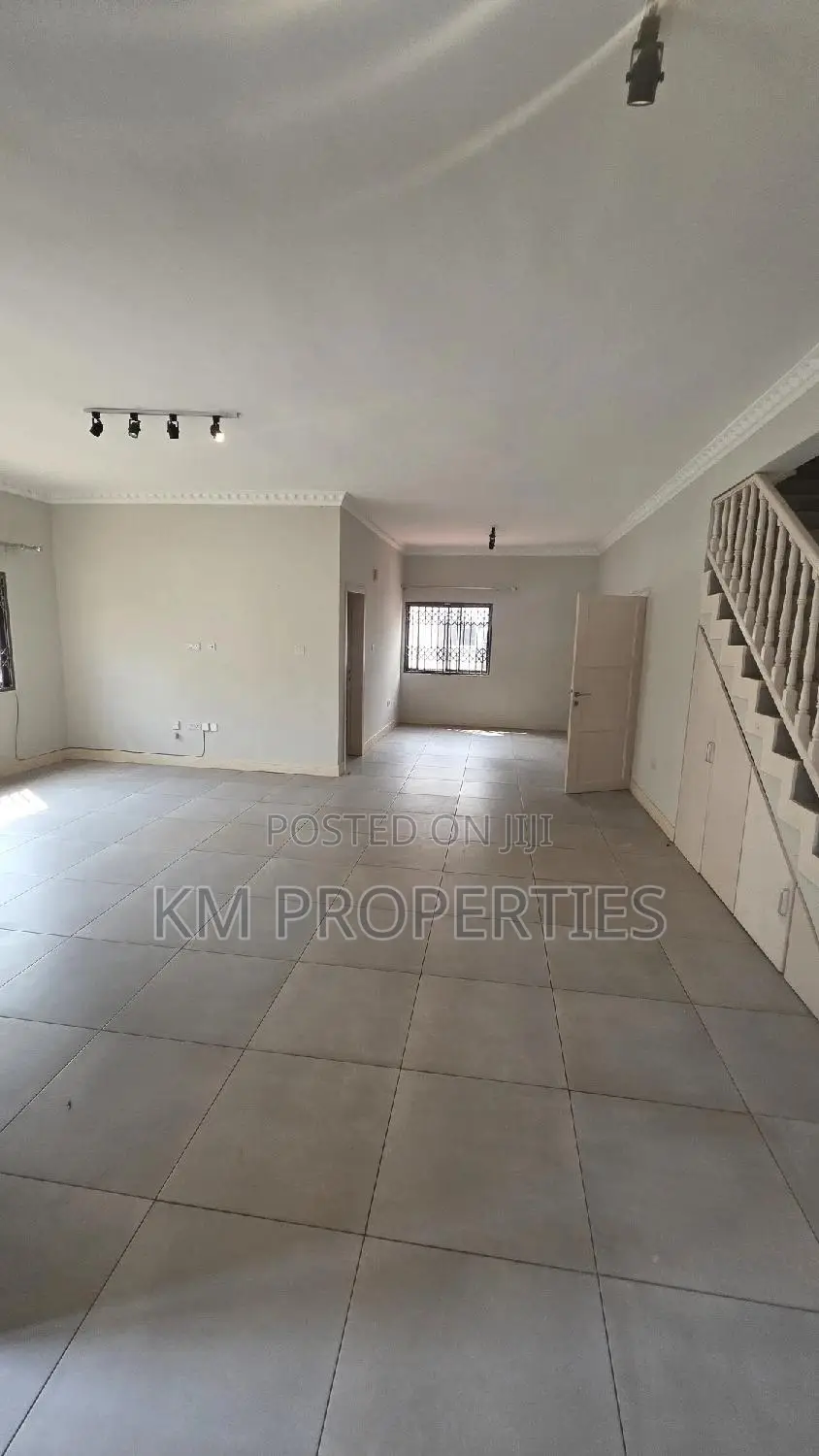 3bdrm Duplex in Nthc Estates, East Legon for rent