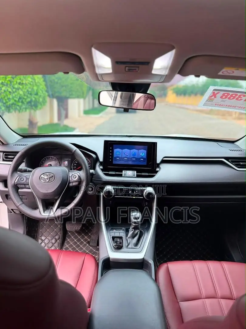 Toyota RAV4 XLE 2021 White