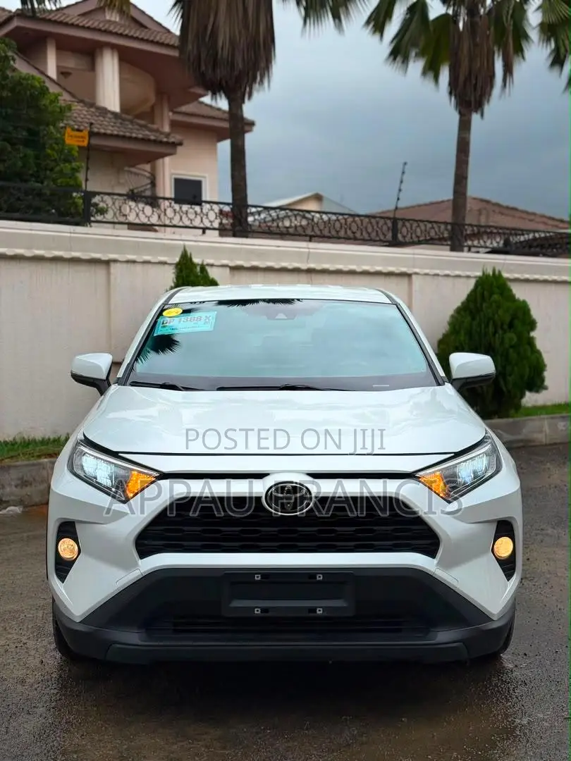 Toyota RAV4 XLE 2021 White
