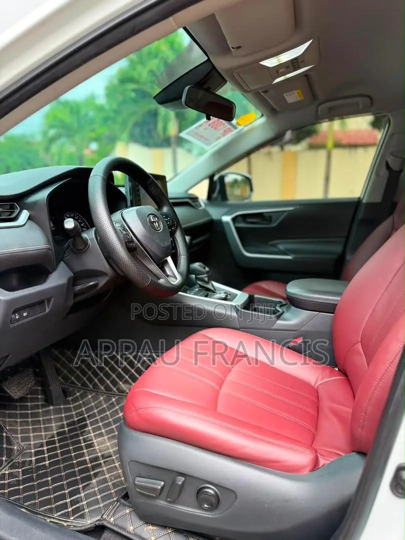 Toyota RAV4 XLE 2021 White