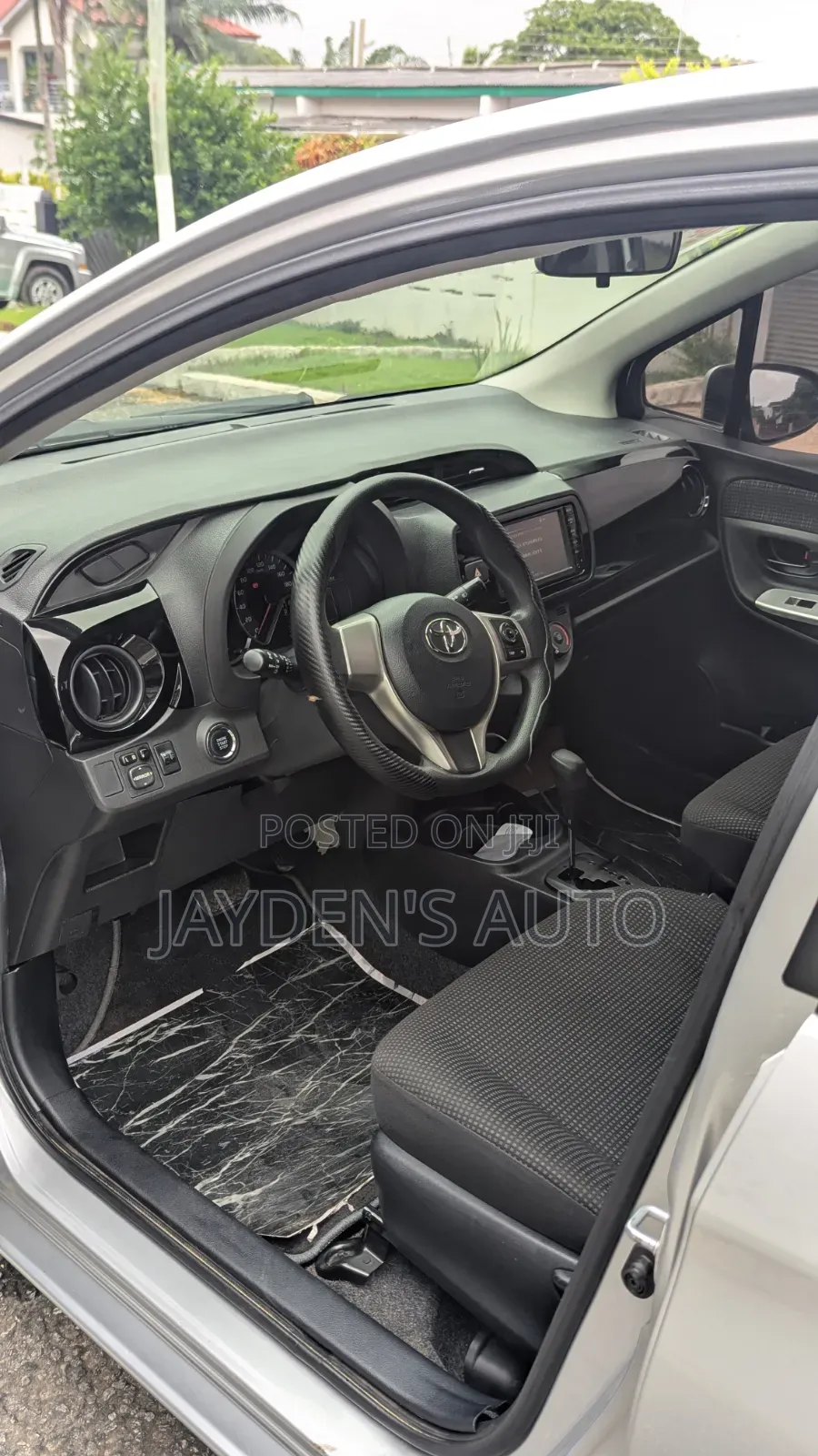 Toyota Vitz 2014 Silver