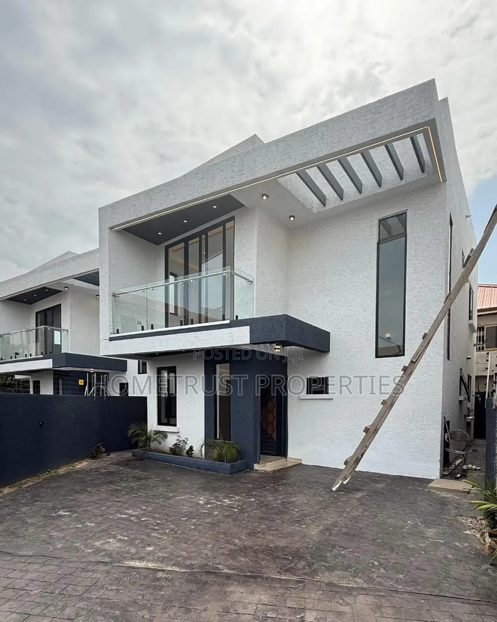 3bdrm Duplex in Ashaley Botwe, School Junction for sale