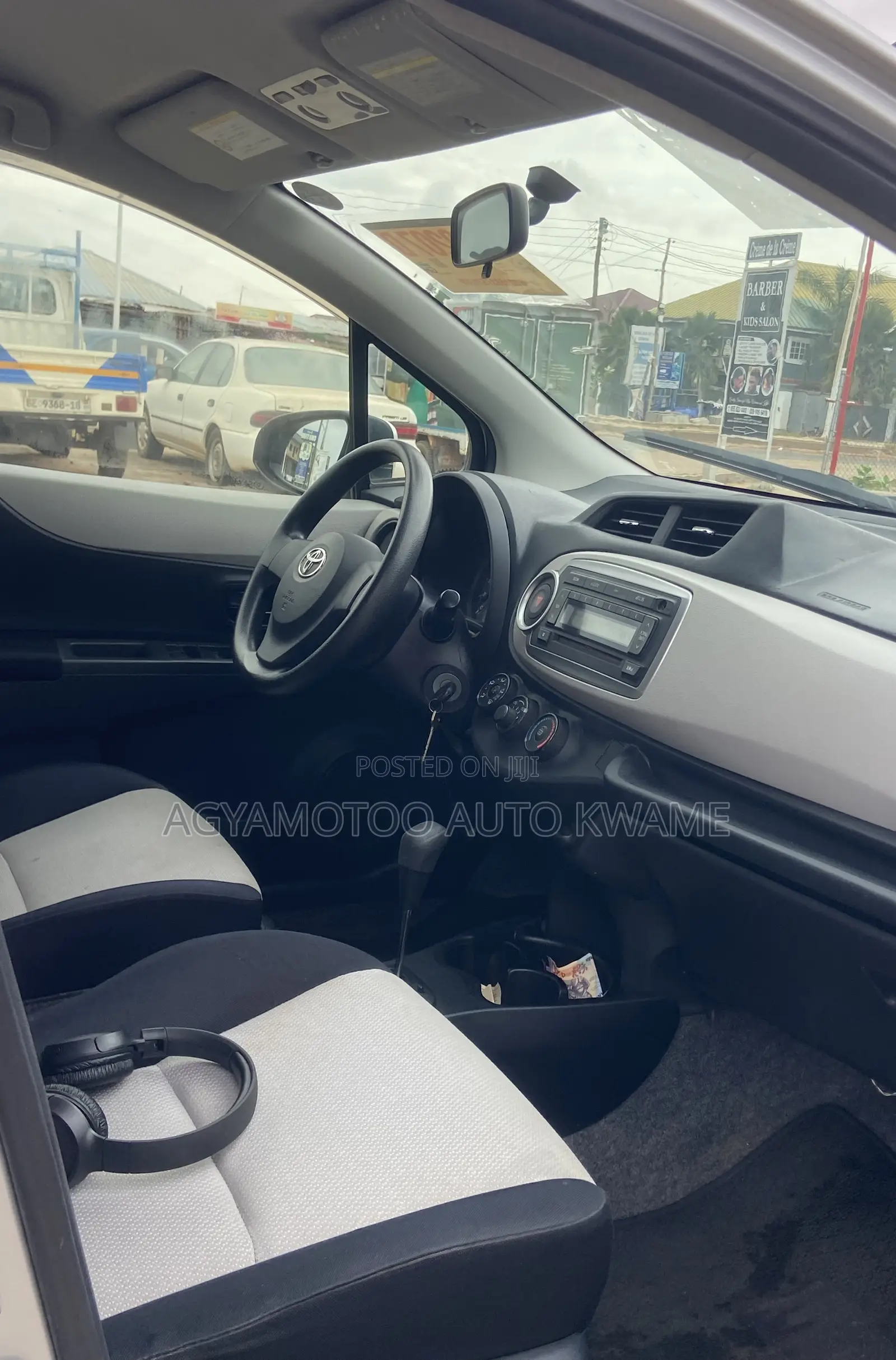 Toyota Vitz 1.5 FWD 5dr 2012 Silver