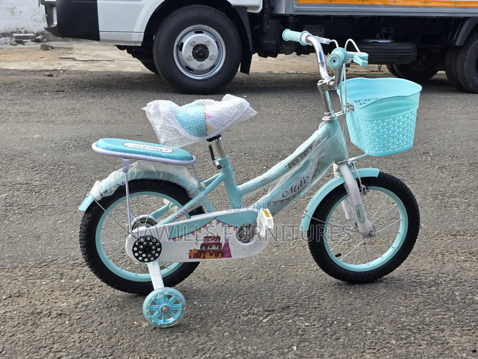 Kids Bike Features Matching Training Wheels and Basket 4-6yrs