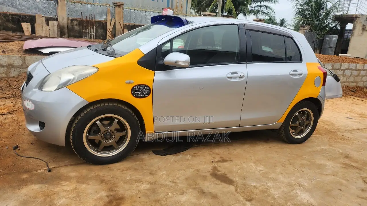 Toyota Vitz 2011 Silver