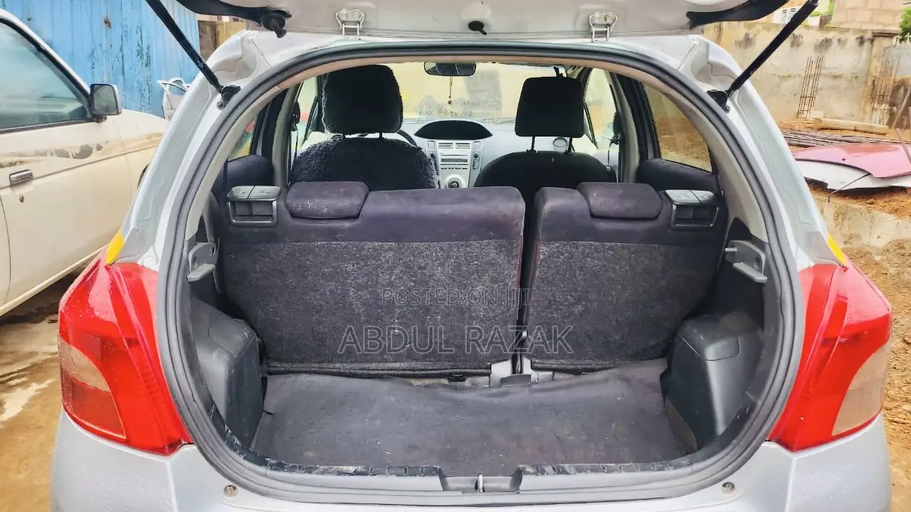 Toyota Vitz 2011 Silver