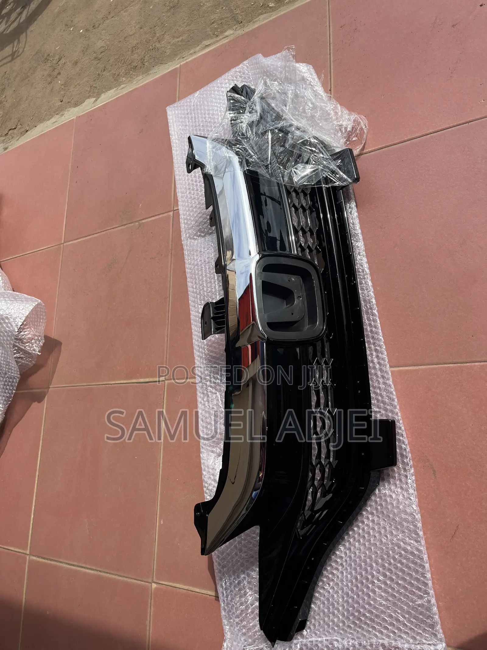Honda Fit 18 to 20 Top Grille/Shells