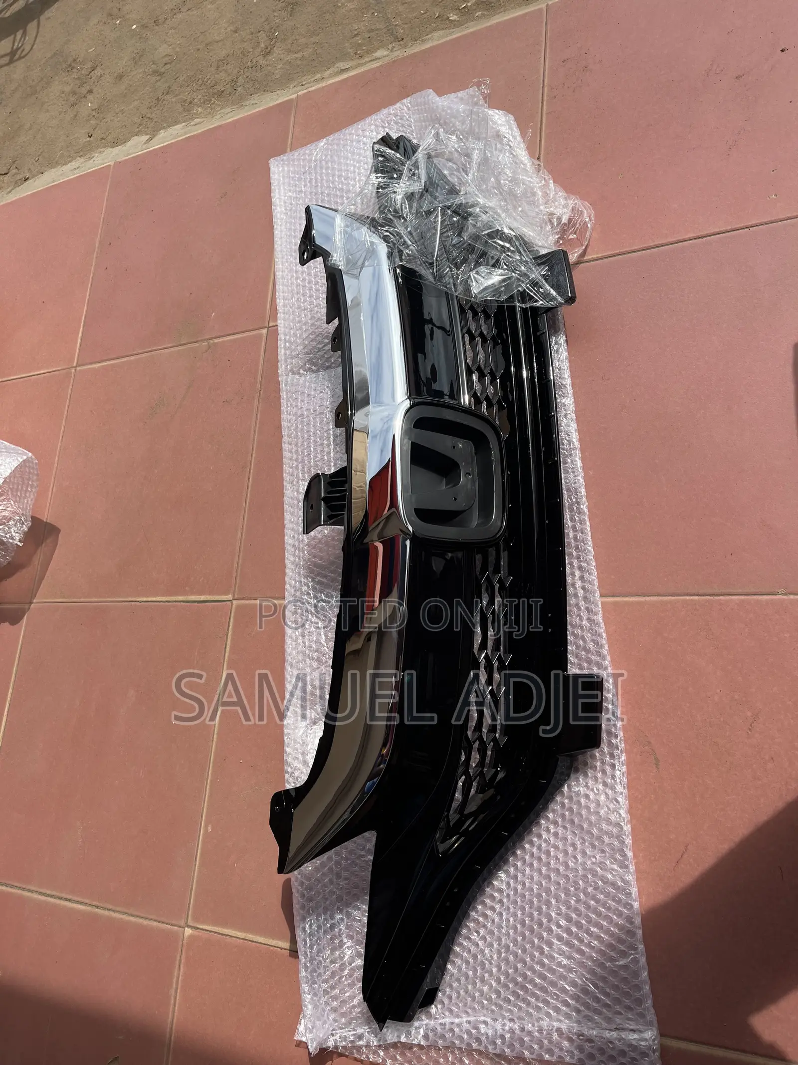 Honda Fit 18 to 20 Top Grille/Shells