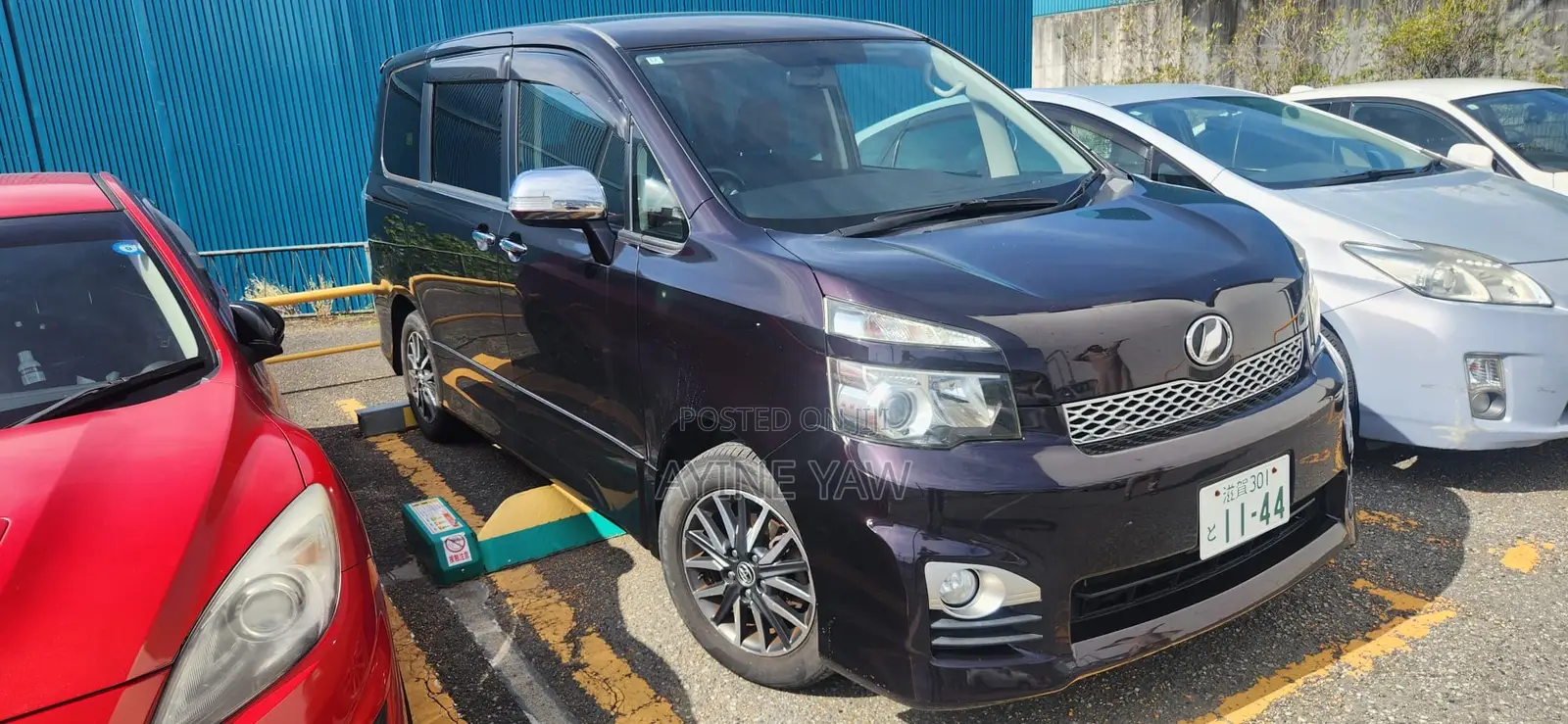 Toyota Voxy X L Edition 2WD 7-Seater 2012 Beige