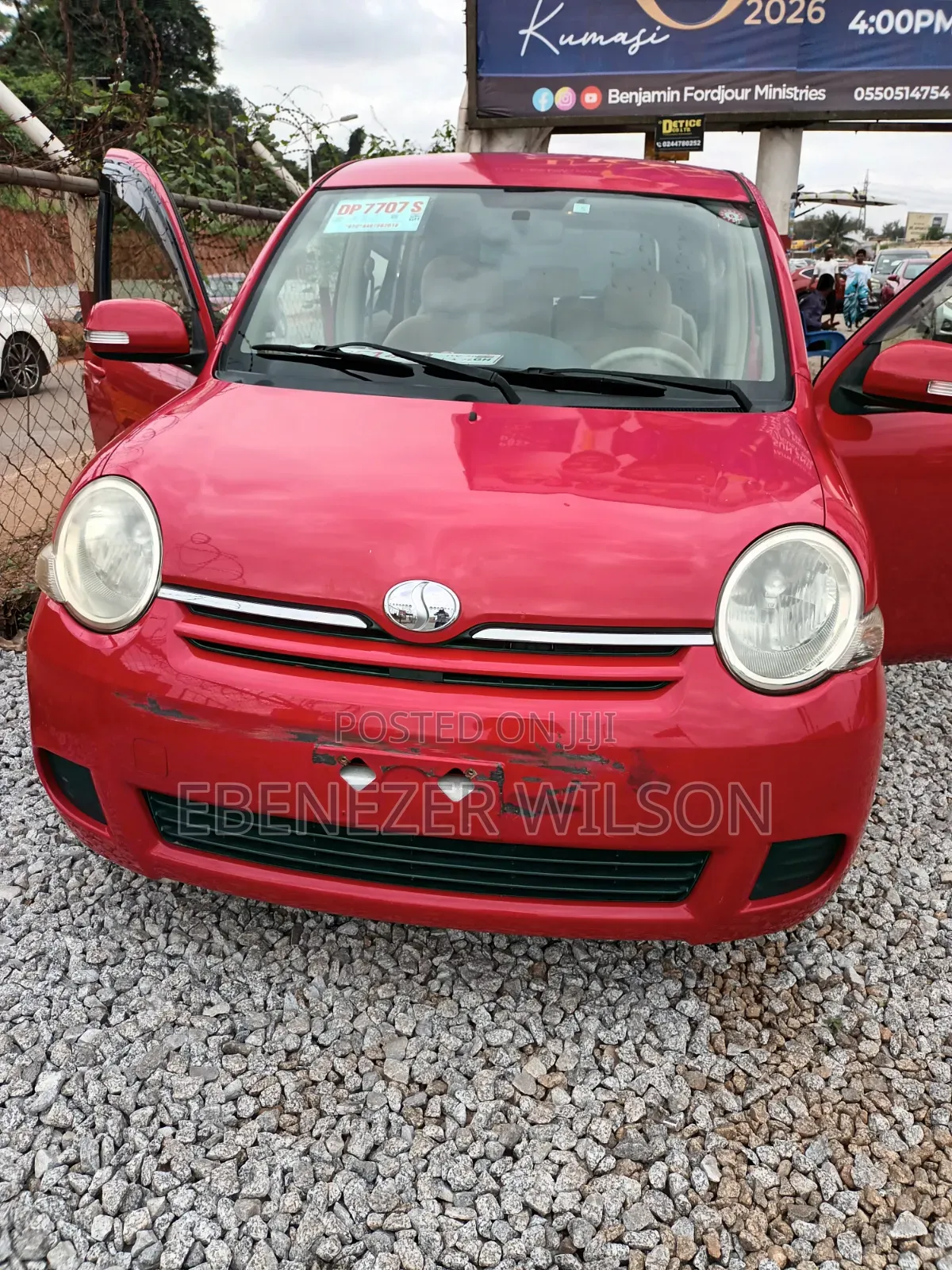 Toyota Sienta 2012 Red