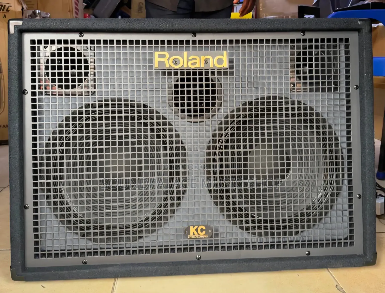 Roland KC-880 Stereo Keyboard Combo Amplifier {320-Watt Combo Amp}