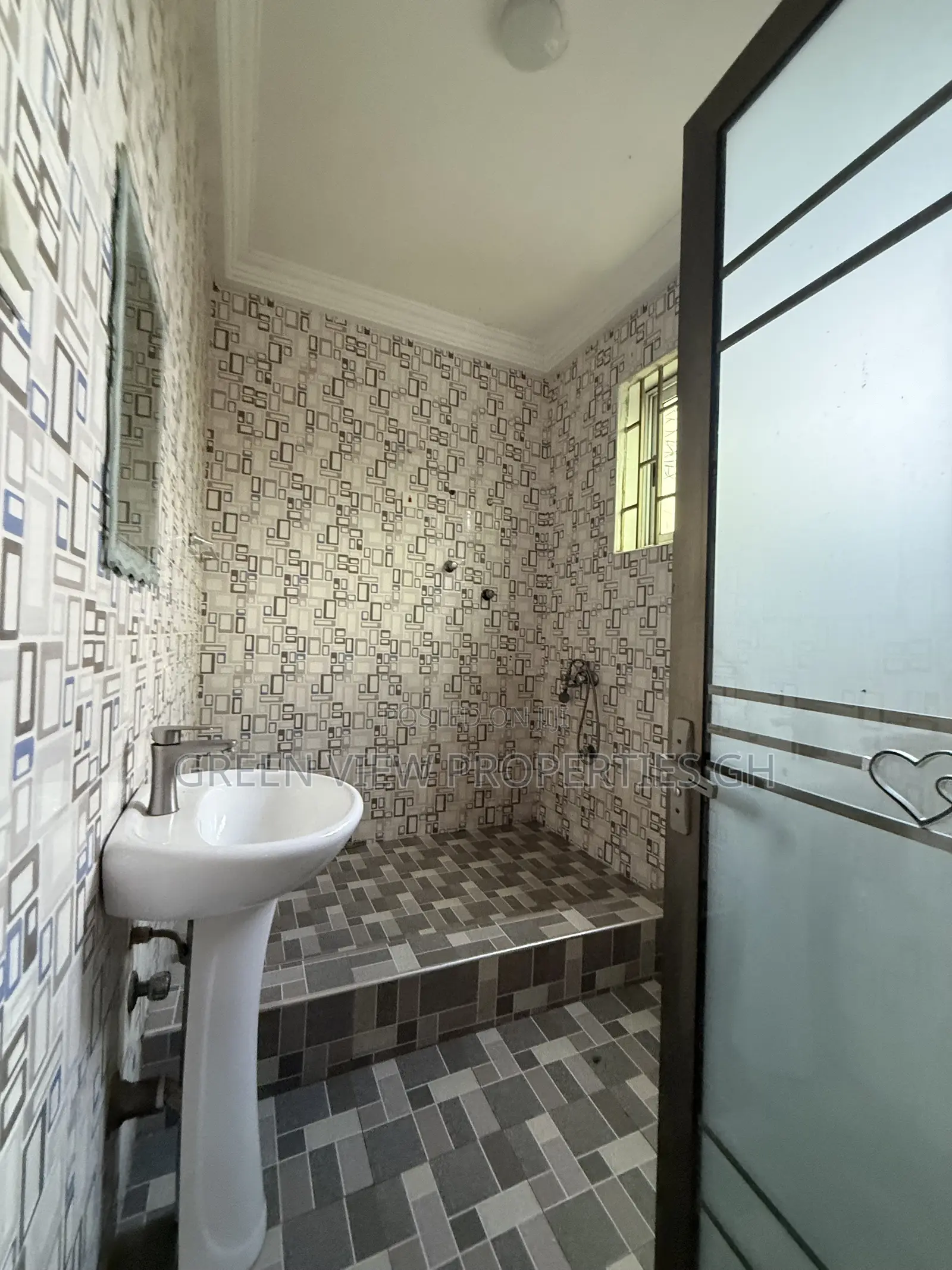 1bdrm Room & Parlour in West Hills Mall Area for rent