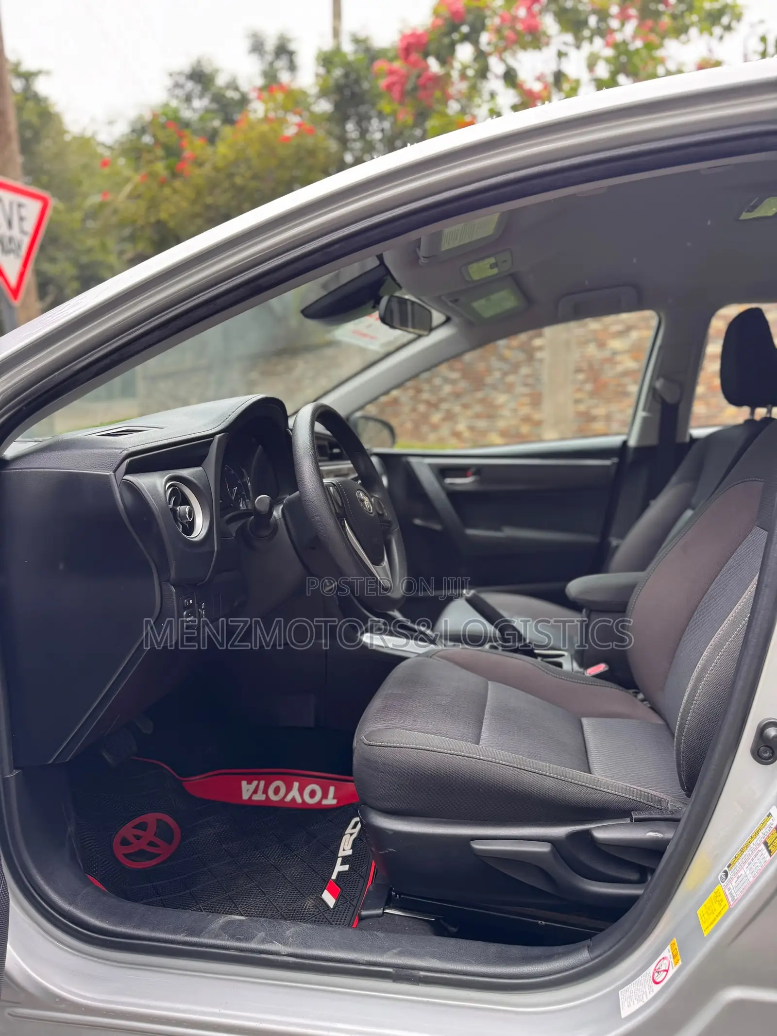 Toyota Corolla LE (1.8L 4cyl 2A) 2018 Silver