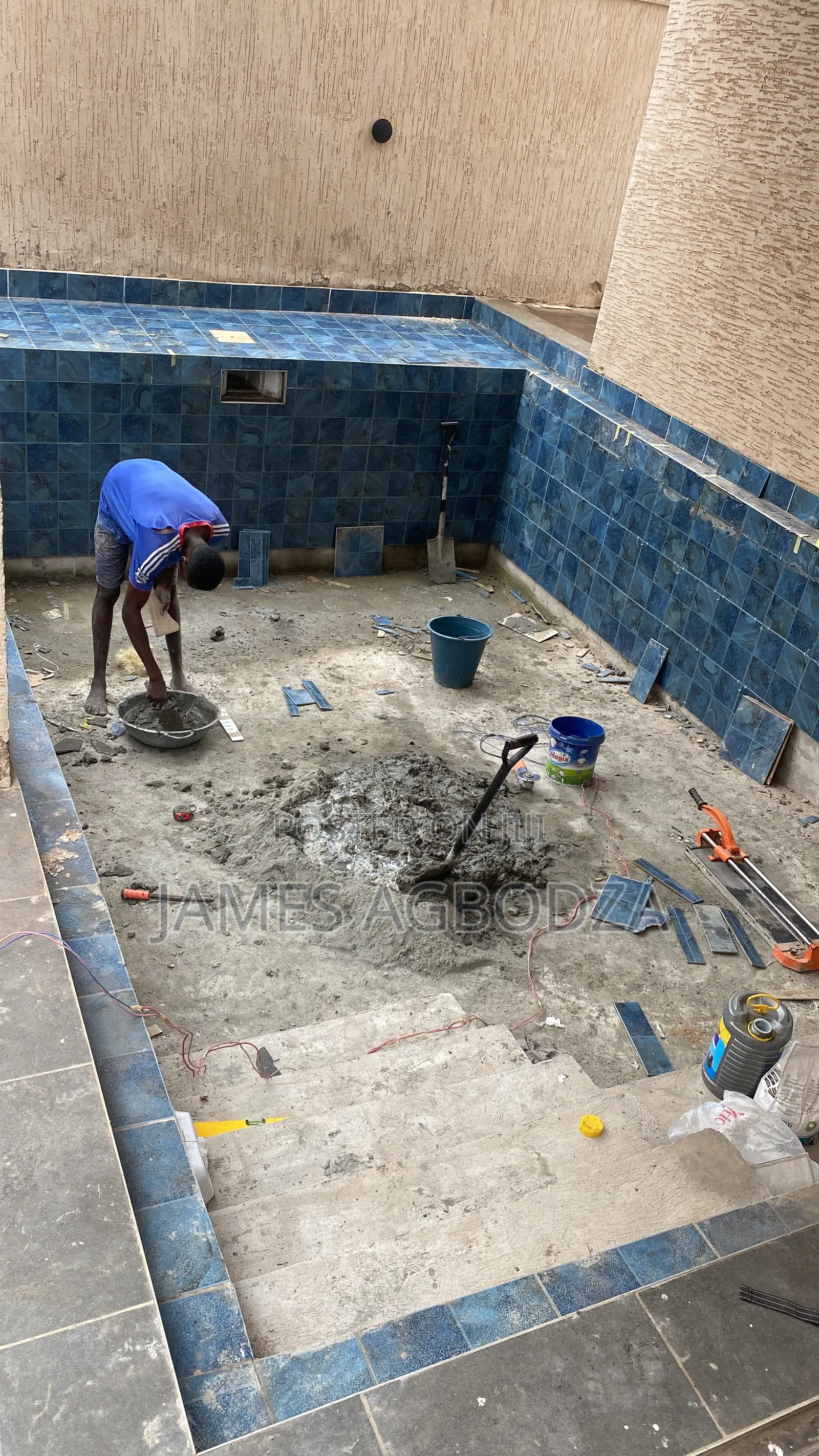 Good Professional Pool Tilling Master