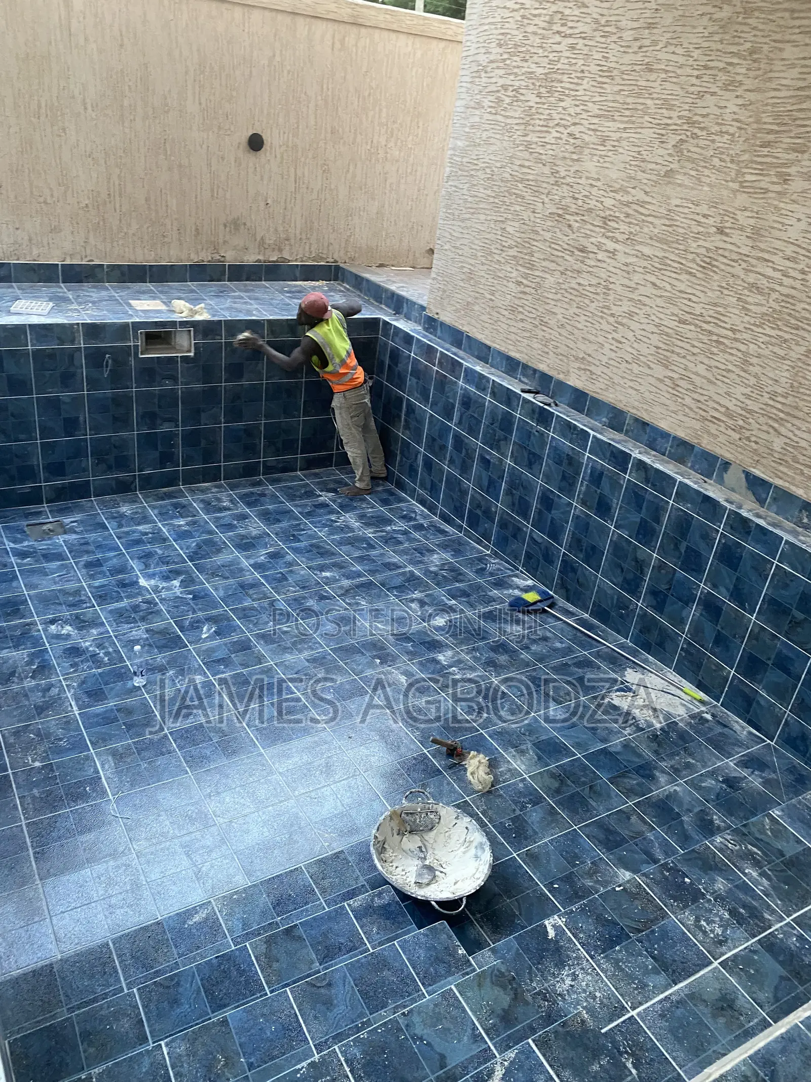 Good Professional Pool Tilling Master