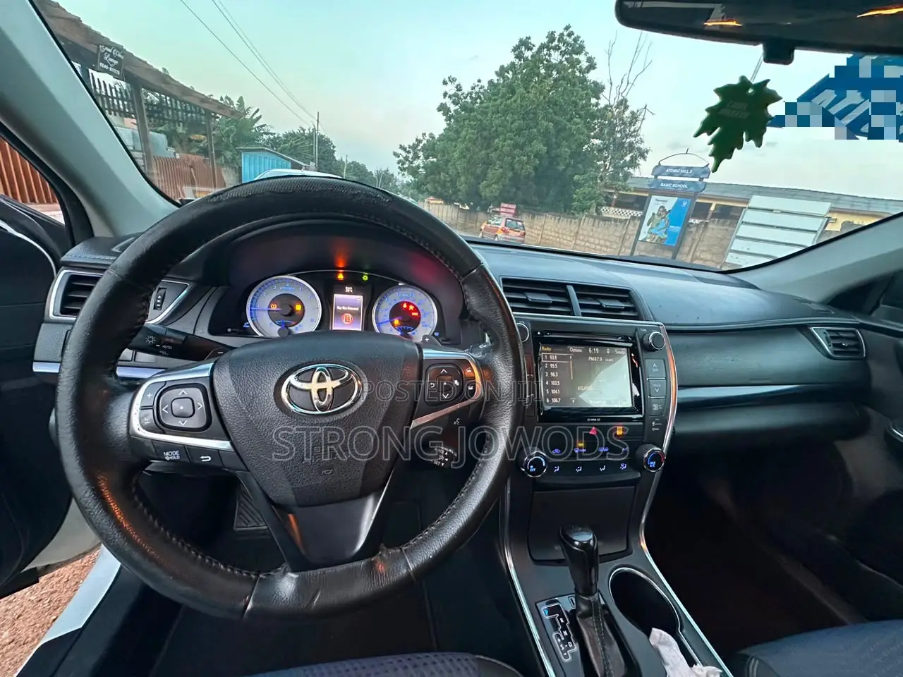 Toyota Camry SE FWD (2.5L 4cyl 8AM) 2018 White