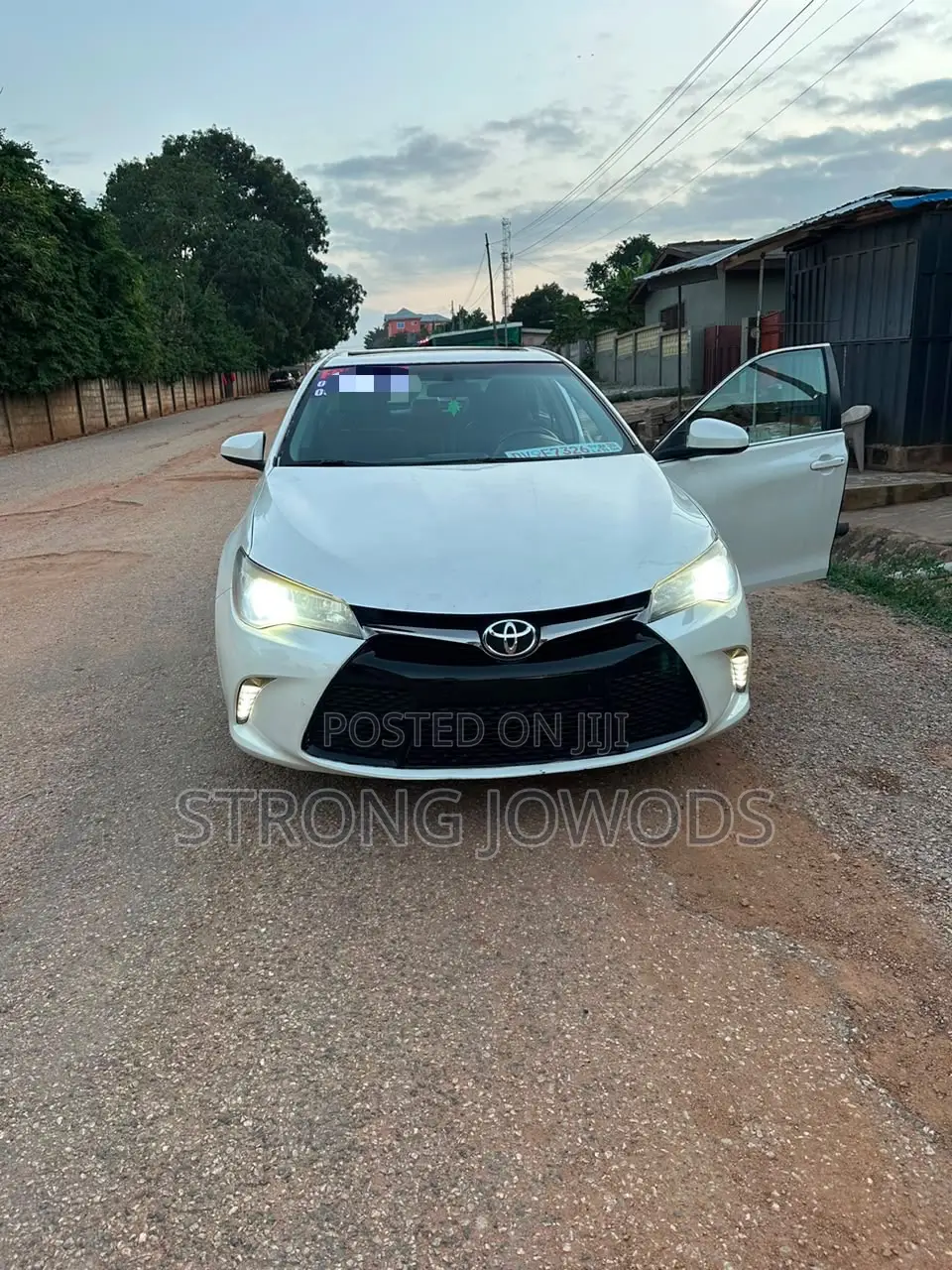 Toyota Camry SE FWD (2.5L 4cyl 8AM) 2018 White