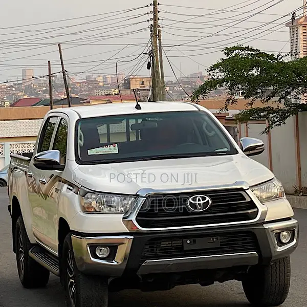Toyota Hilux 2024 White