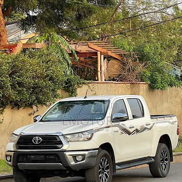 Toyota Hilux 2024 White