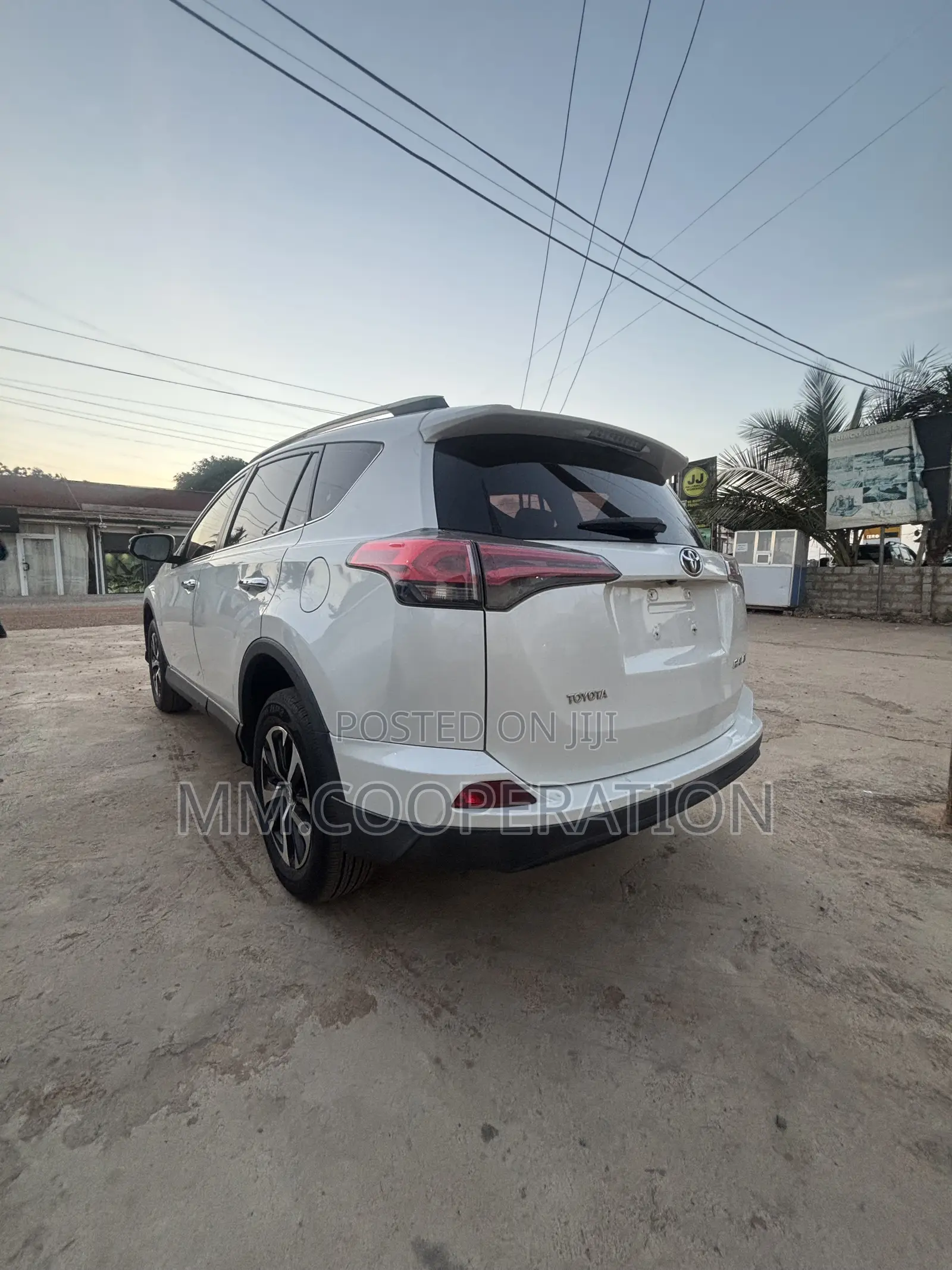 Toyota RAV4 XLE AWD (2.5L 4cyl 6A) 2017 White