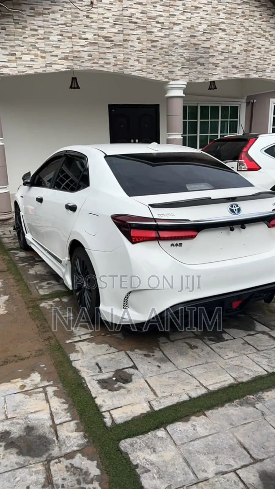 Toyota Corolla XLE (1.8L 4cyl 2A) 2018 White