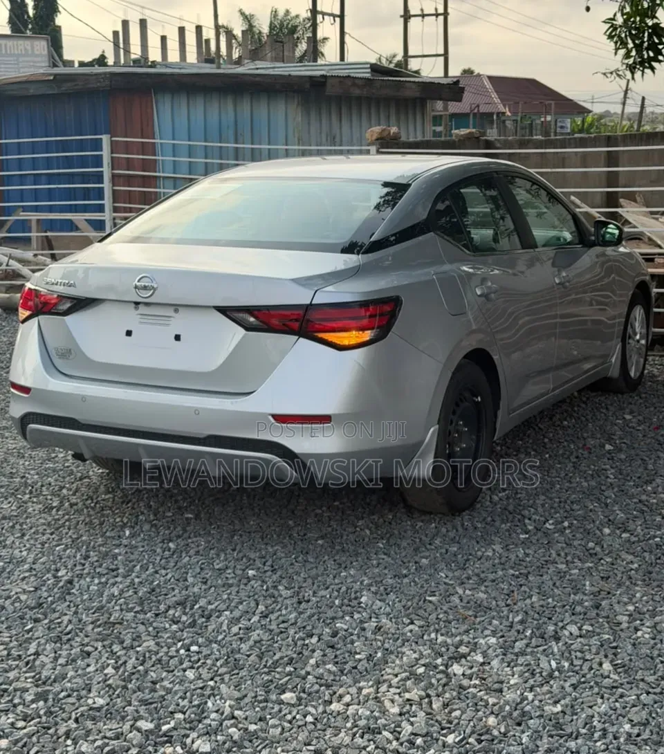 Nissan Sentra 2023 Silver