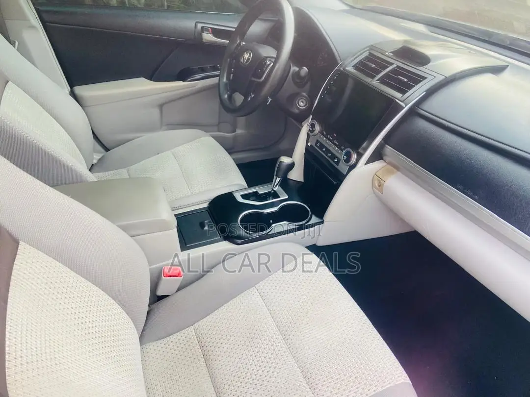 Toyota Camry LE 4dr Sedan (2.5L 4cyl 6A) 2014