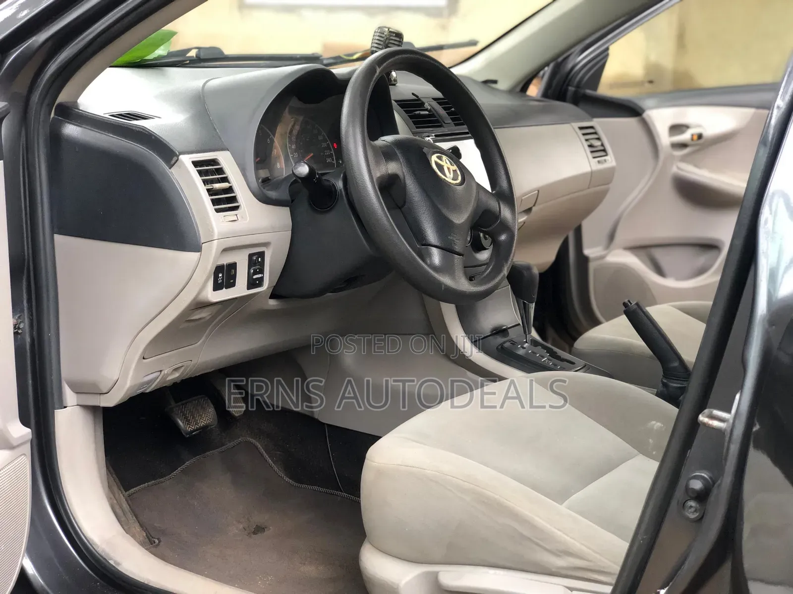 Toyota Corolla LE 4dr Sedan (1.8L 4cyl 4A) 2013 Gray