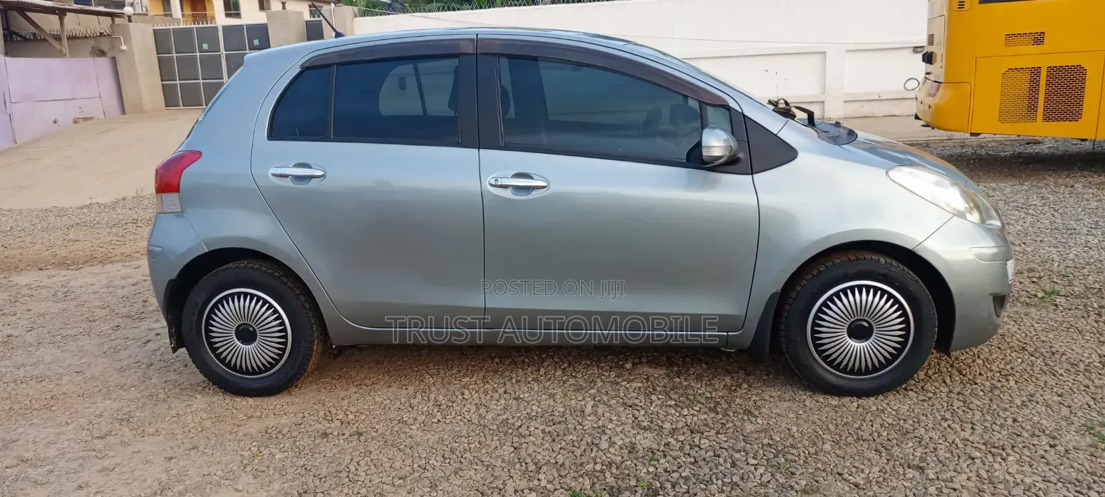 Toyota Vitz 1.3 FWD 5dr 2010 Gray