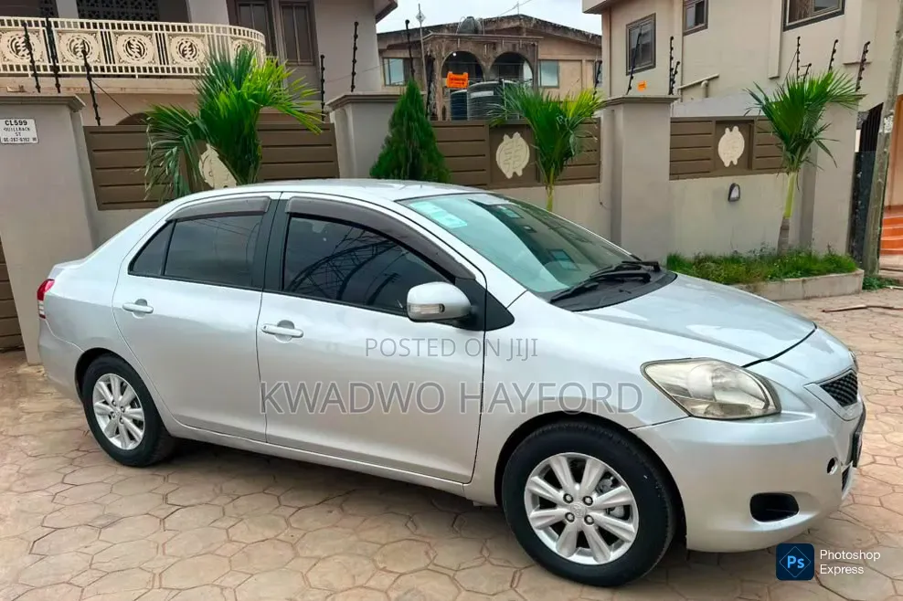 Toyota Belta 2010 Silver