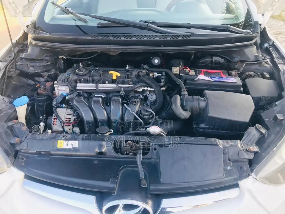 Hyundai Elantra SE Sedan FWD (1.8L 4cyl 6A) 2016 White