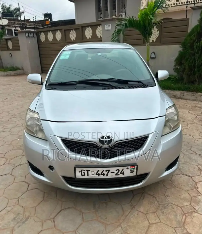 Toyota Belta 2010 Silver