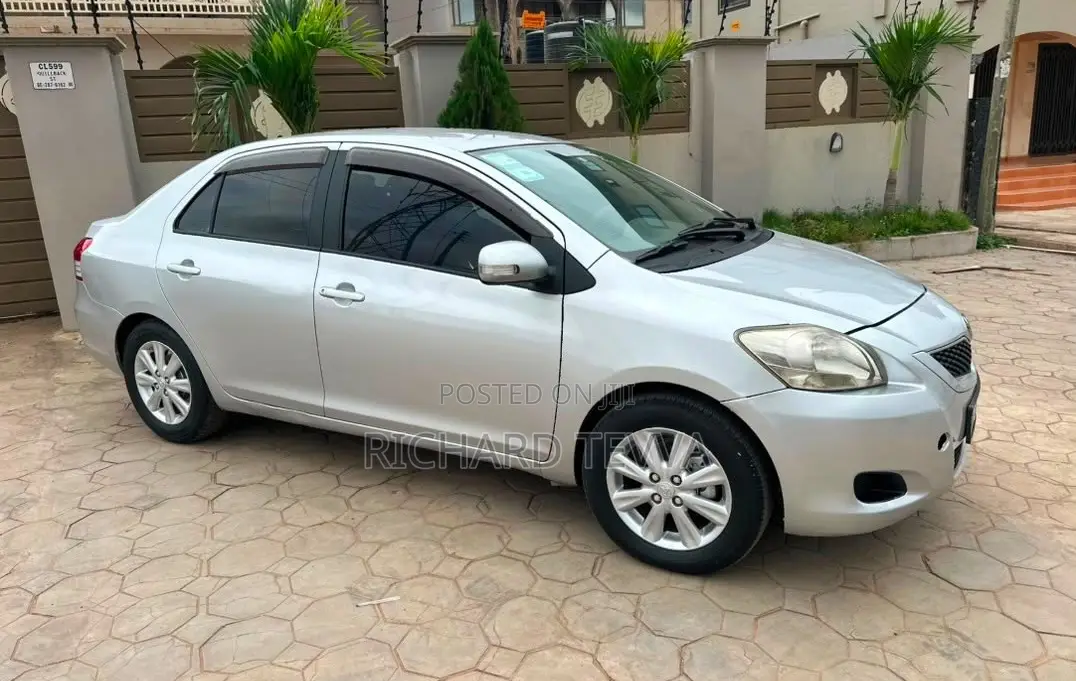 Toyota Belta 2010 Silver
