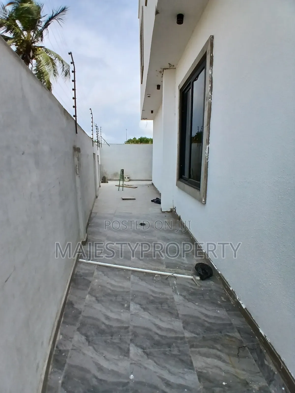 4bdrm Duplex in Batsona, Baatsona Total for sale