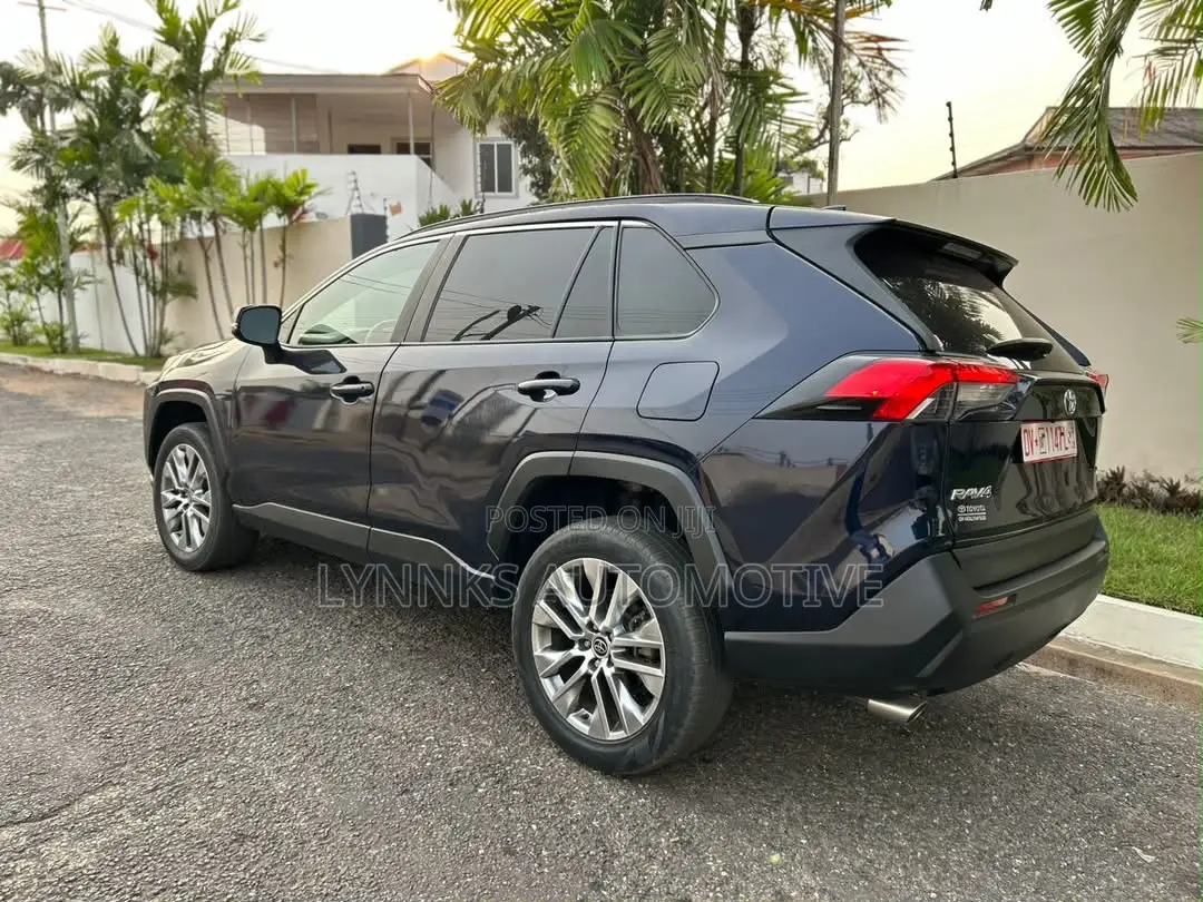 Toyota RAV4 XLE Premium 2022 Brown