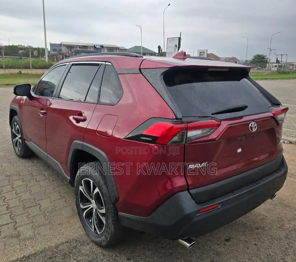 Toyota RAV4 XLE 2021 Brown