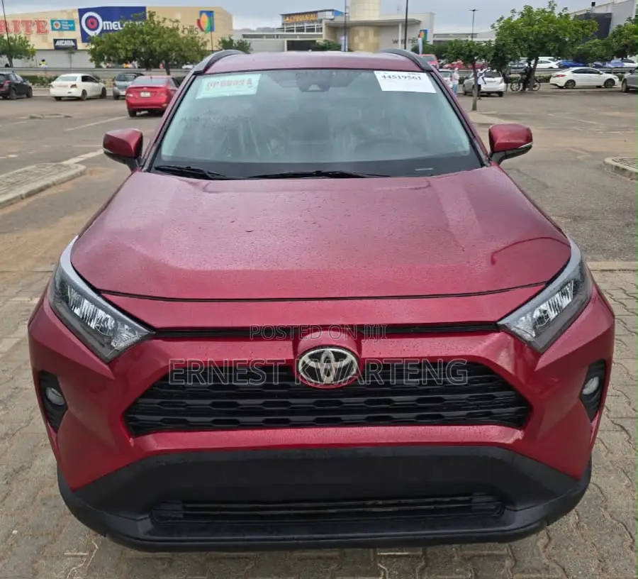 Toyota RAV4 XLE 2021 Brown