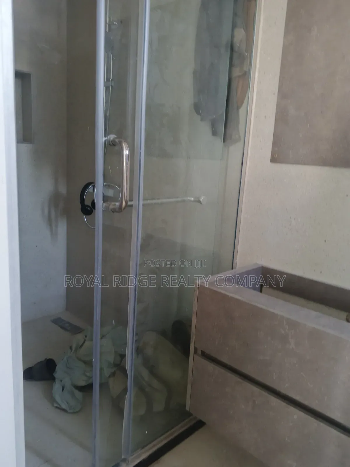 4bdrm Townhouse / Terrace in Burma Hills Close To, Accra Metropolitan