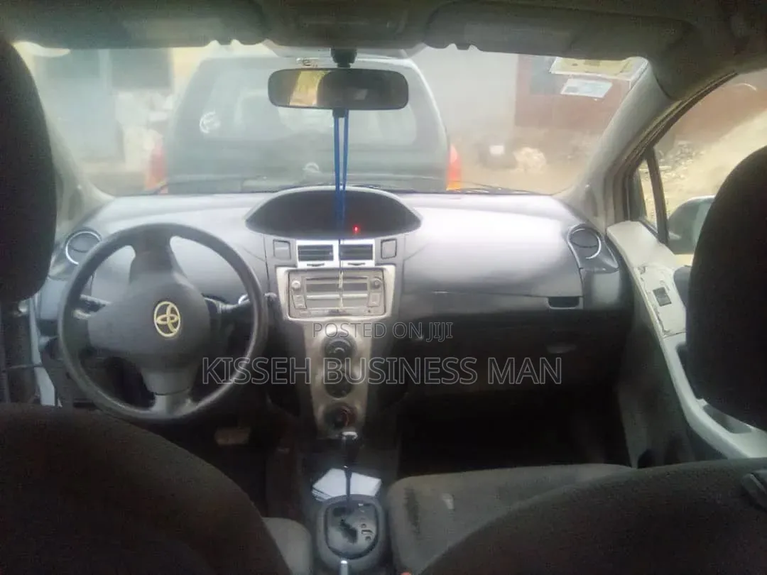 Toyota Vitz 2010 Silver