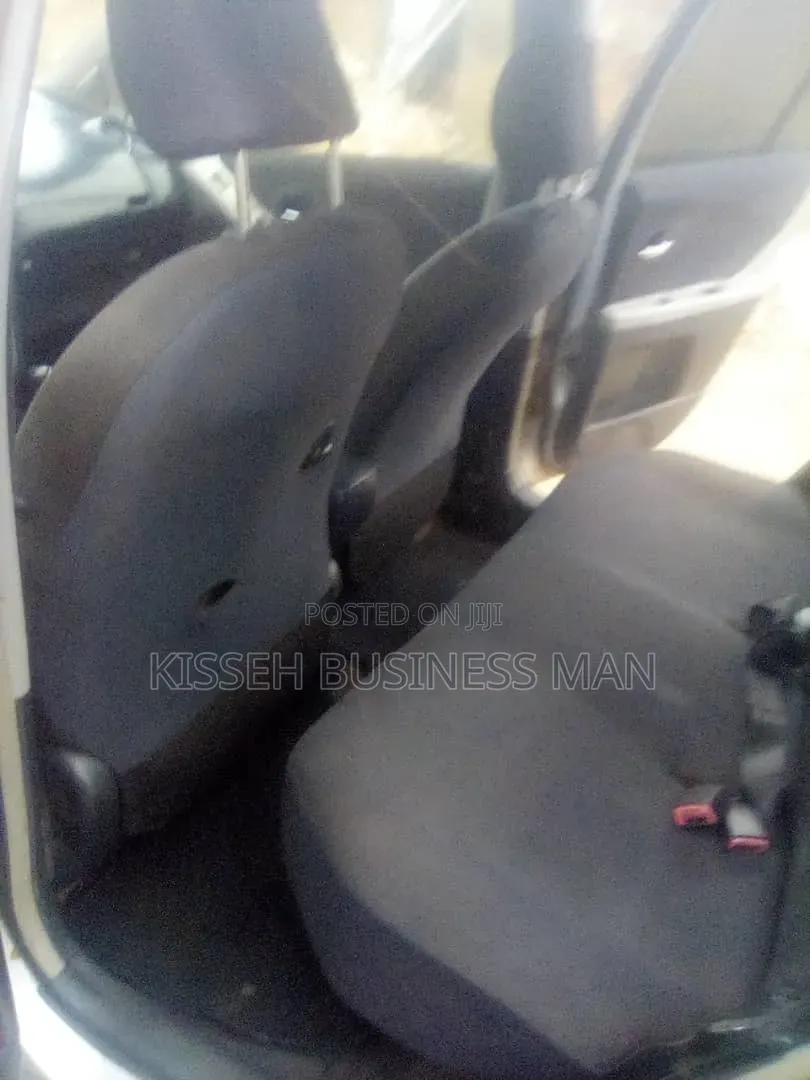 Toyota Vitz 2010 Silver